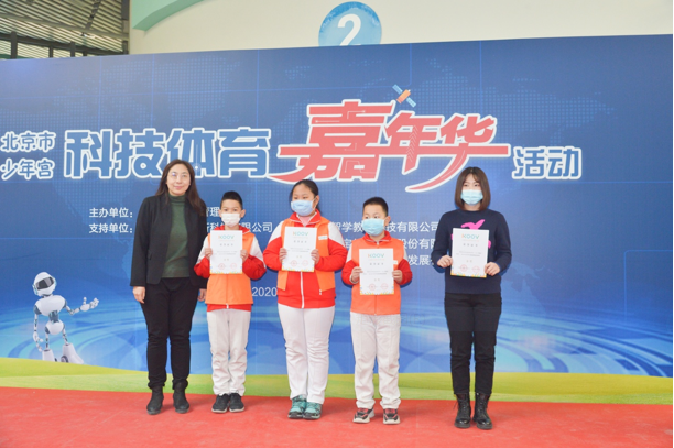 趙威總經(jīng)理為索尼KOOV青少年創(chuàng)新挑戰(zhàn)活動北京賽區(qū)金獎獲得者頒獎