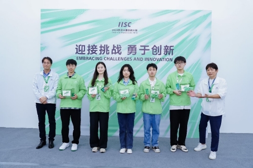 IISC主理人，索尼中國(guó)副總裁，索尼中國(guó)軟件中心總裁布川克彥和索尼中國(guó)副總裁 和索尼中國(guó)研究院院長(zhǎng)竹中幹雄為主理人獎(jiǎng)獲得者頒獎(jiǎng)