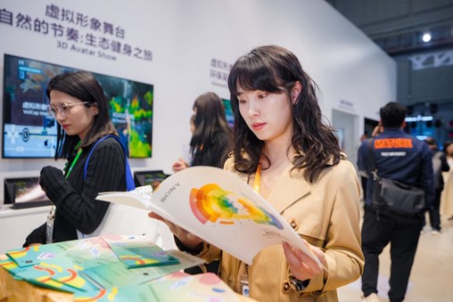 觀眾現(xiàn)場(chǎng)翻閱可持續(xù)發(fā)展報(bào)告
