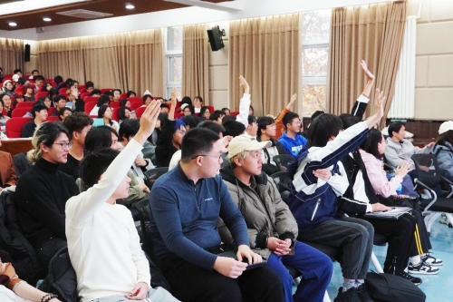 現(xiàn)場同學(xué)踴躍舉手提問