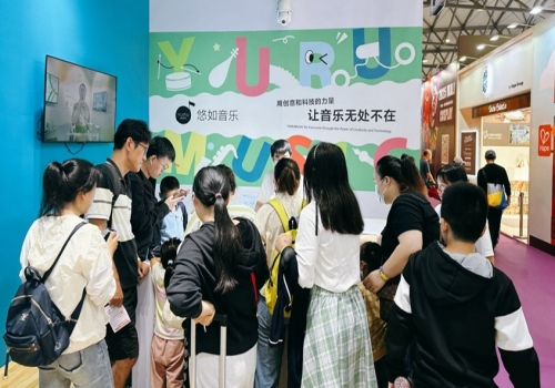 悠如音樂展區(qū)吸引小朋友們體驗(yàn)參觀