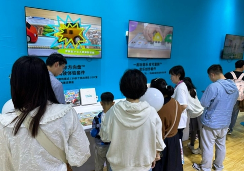 玩具展現(xiàn)場(chǎng)體驗(yàn)toio套件的用戶