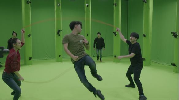 拍攝于日本最大的攝影工作室之一（索尼總部）  （與專業(yè)的跳繩團隊J-TRAP合作。）