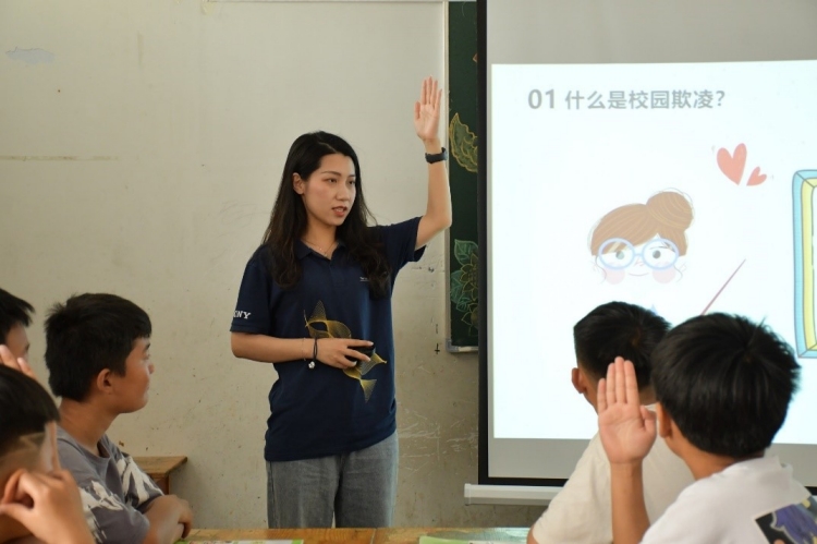 臨沂大學(xué)“七彩夢想郵遞員”在山東臨沂郯城縣歸昌魯能希望小學(xué)“索尼夢想教室”中上課