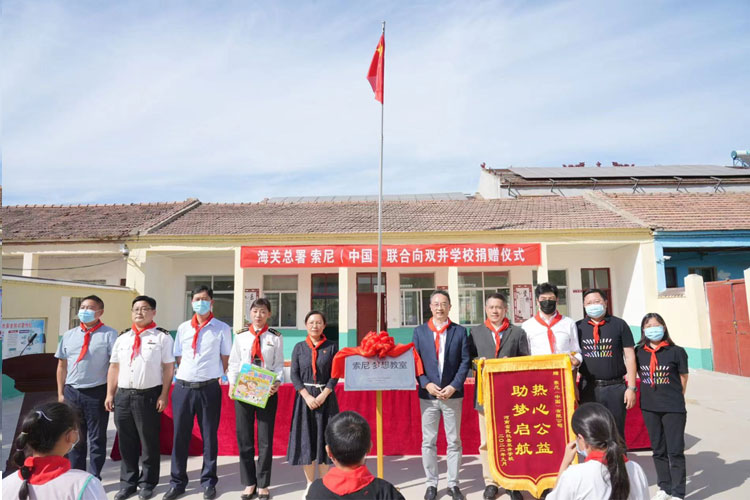 王靜嫻（左五）、于茜（左四）、莊子濤（左二）、伊東祐（右五）、高峰英紀(jì)（右四）、孫海濤（右三）、范宏軍（右二）和簡(jiǎn)春紅（右一）