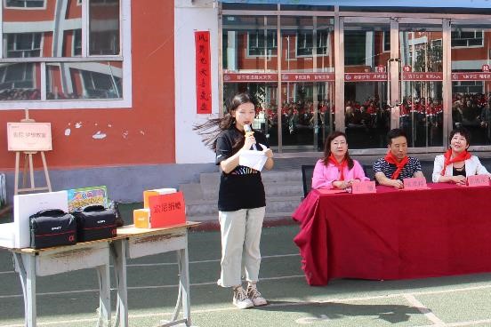 中央民族大學(xué)的大學(xué)生志愿者代表李艾錦發(fā)言