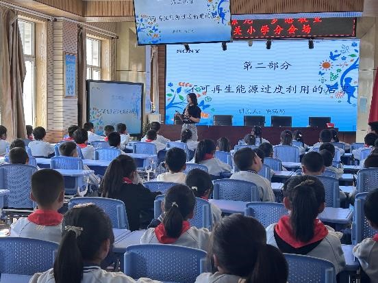 中國科學(xué)院大學(xué)生志愿者團(tuán)隊(duì)帶領(lǐng)孩子們進(jìn)行照相機(jī)科學(xué)實(shí)驗(yàn)