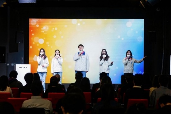 大學生志愿者演唱自創(chuàng)歌曲《逐夢》